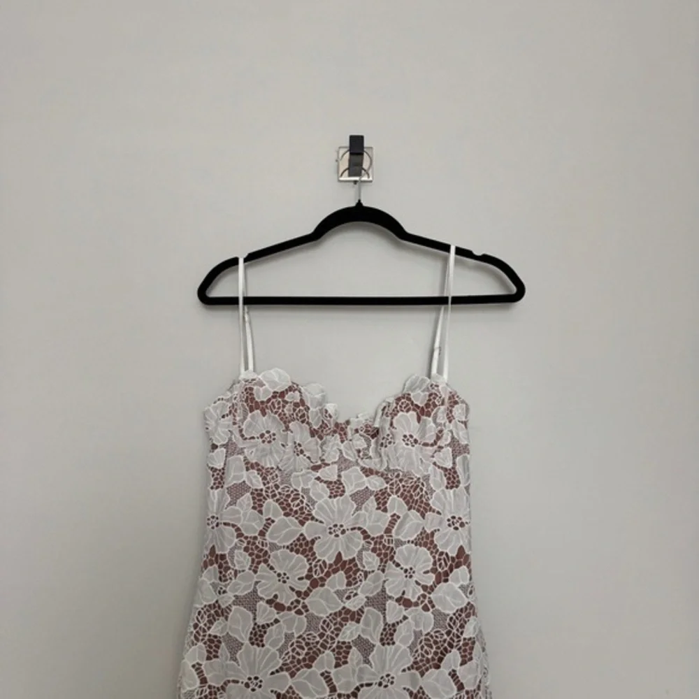 House of CB Pearl Floral Lace Gown Size M - Picture 6 of 6